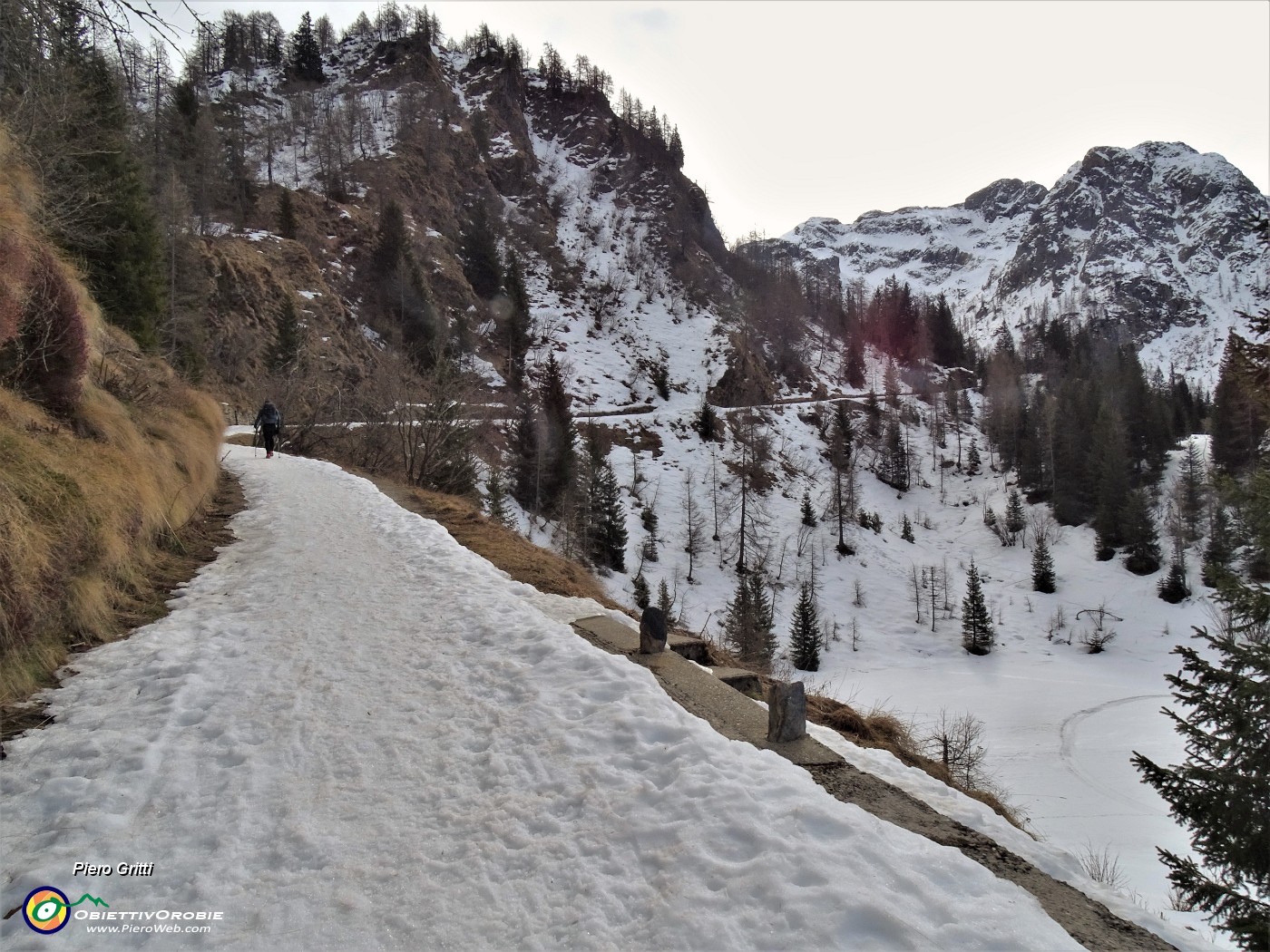 15 In decisa salita sui neve dura ma non ghiacciata.JPG